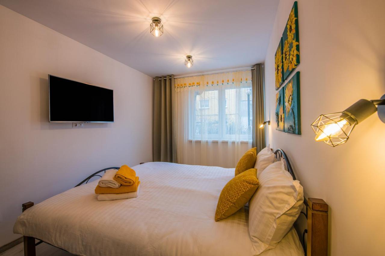 Kitty Sunflower Apartment ألبا يوليا المظهر الخارجي الصورة