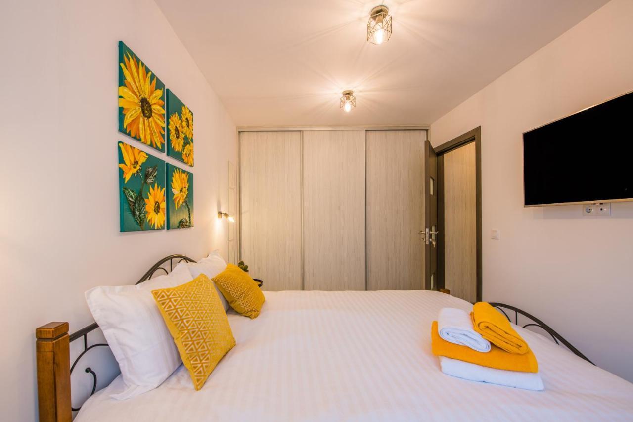 Kitty Sunflower Apartment ألبا يوليا المظهر الخارجي الصورة
